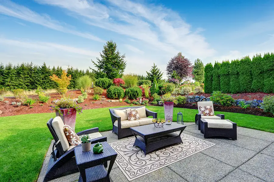 Impressive backyard landscape design with patio area - Lebanon, IL